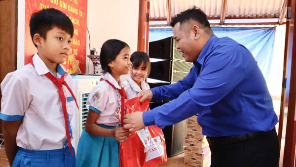 Trao tặng các phần quà cho các em thiếu nhi.