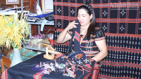 Chị Lê Thị Lai giới thiệu, quảng bá thổ cẩm Cơ tu trên mạng xã hội. 