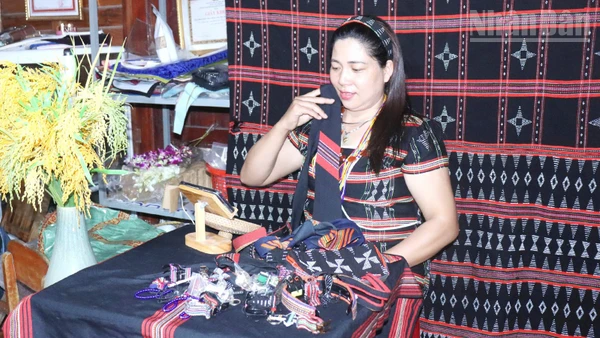 Chị Lê Thị Lai giới thiệu, quảng bá thổ cẩm Cơ tu trên mạng xã hội. 