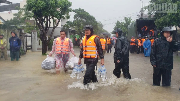 Các lực lượng kịp thời vận chuyển lương thực, nước uống cho người dân bị cô lập và bệnh viện (tháng 10/2025).