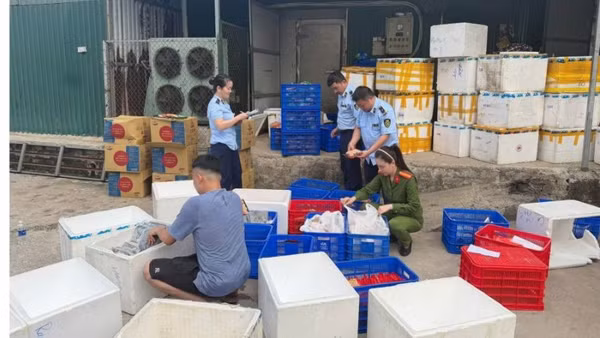 Nguyễn Sĩ Phương buôn bán thực phẩm giả với số lượng lớn.