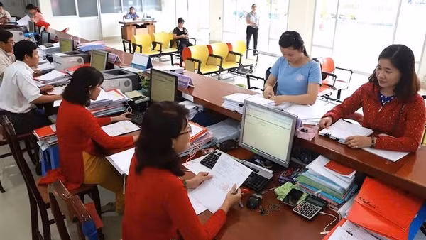 Hoạt động giao dịch tại hệ thống Kho bạc Nhà nước. (Ảnh: KỲ DUYÊN)
