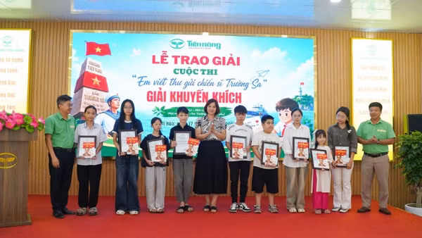 Trao giải cuộc thi “Em viết thư gửi chiến sĩ Trường Sa”.