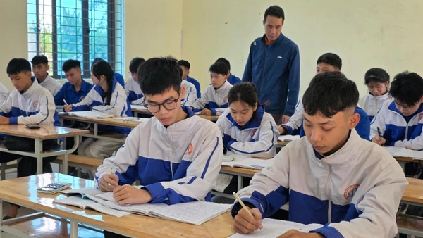 Thầy và trò tại Trường trung học phổ thông Đặng Thai Mai.