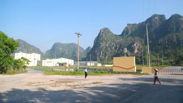 Cổng vào Khu xử lý rác thải Đông Nam.