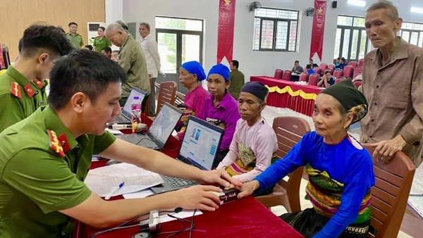 Công an Thanh Hóa thu nhận mẫu ADN từ thân nhân liệt sĩ.