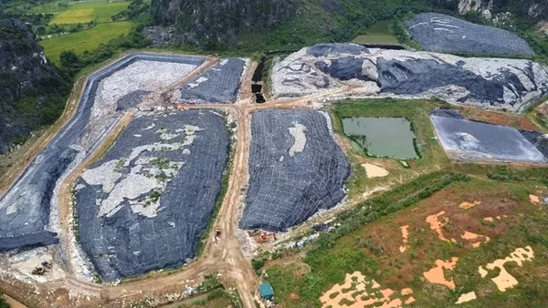 Bãi rác Đông Nam (Thanh Hóa) nhìn từ trên cao.