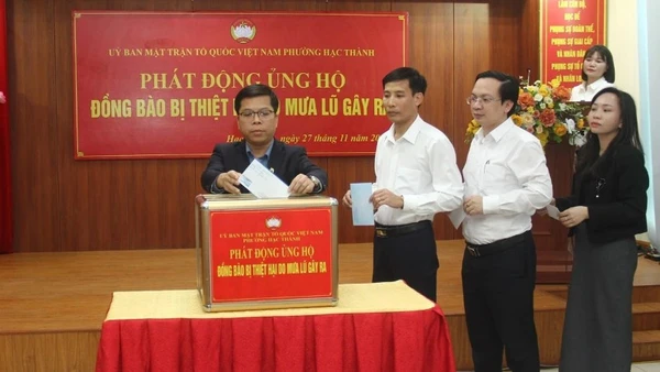 Lãnh đạo phường Hạc Thành ủng hộ đồng bào bị thiệt hại do mưa lũ.