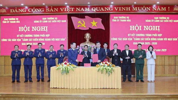 Ký kết chương trình “Cảnh sát biển đồng hành với ngư dân”.