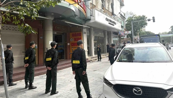 Lực lượng công an kiểm tra Công ty TNHH Thương mại vàng bạc Kim Chung.