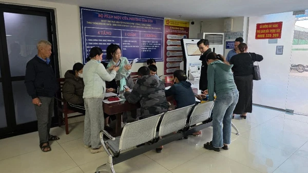 Người dân làm thủ tục tại Trung tâm phục vụ hành chính công phường Sầm Sơn.