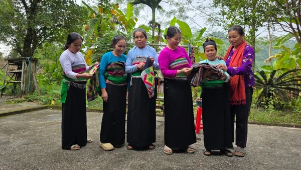 Những phụ nữ gìn giữ nghề thổ cẩm ở xứ Thanh.