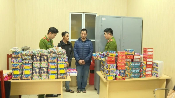 Lực lượng công an kiểm tra số pháo bị thu giữ trong vụ án.