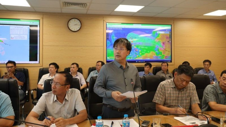 Ông Mai Văn Khiêm, Giám đốc Trung tâm Dự báo khí tượng thủy văn quốc gia thông tin về bão Wipha. ong-khiem-967.jpg