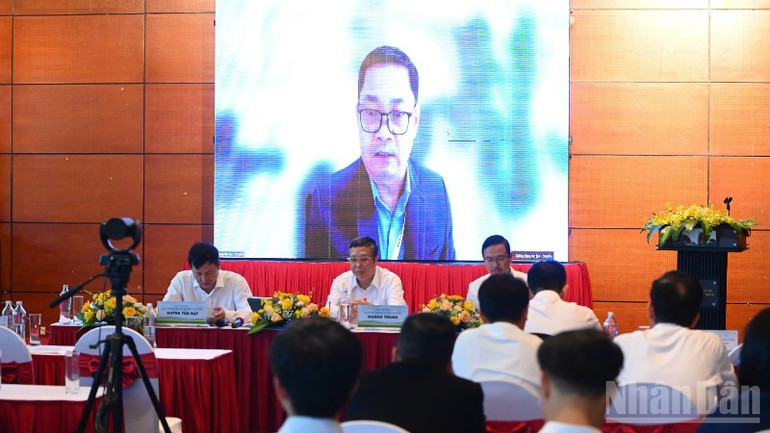 Ông Đặng Văn Bảo (trên màn hình), Chủ tịch CropLife Việt Nam đại diện cho khối doanh nghiệp khẳng định hoàn toàn ủng hộ định hướng và các nhóm giải pháp của Đề án. ndo_br_ong-bao-7588.jpg