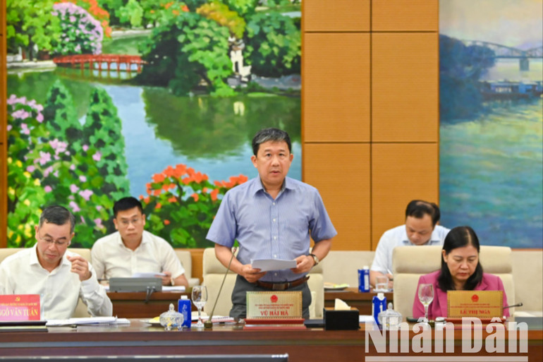 Phó Bí thư Đảng ủy Quốc hội Vũ Hải Hà trình bày báo cáo tại Hội nghị. (Ảnh DUY LINH) unnamed-2-573.jpg