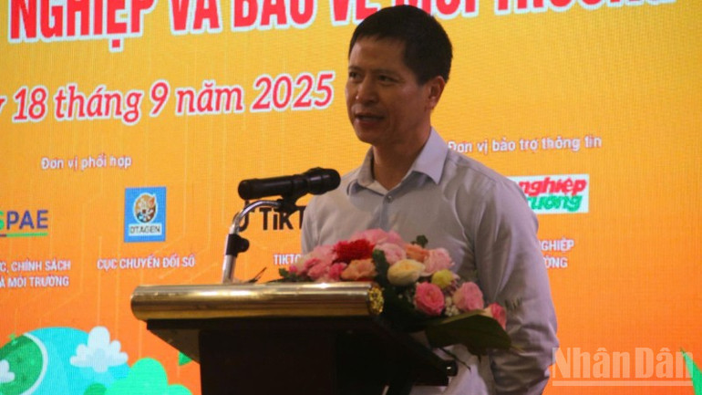 Giám đốc Trung tâm Xúc tiến thương mại nông nghiệp Nguyễn Minh Tiến phát biểu tại buổi lễ. ndo_br_ong-tien-9954.jpg