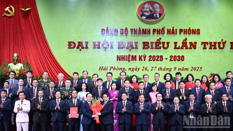 Thủ tướng Phạm Minh Chính tặng hoa chúc mừng Ban Chấp hành Đảng bộ thành phố Hải Phòng nhiệm kỳ 2025-2030. (Ảnh: TRẦN HẢI) Thủ tướng Phạm Minh Chính tặng hoa chúc mừng Ban Chấp hành Đảng bộ thành phố Hải Phòng nhiệm kỳ 2025-2030. (Ảnh: TRẦN HẢI)