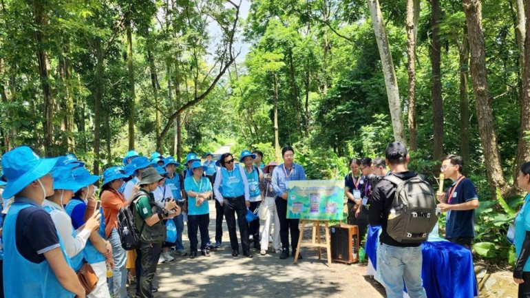 Các đại biểu tham quan mô hình trải nghiệm các hoạt động trong sáng kiến “Trải nghiệm thiên nhiên cùng Mizuiku”. lam-nghiep-1-1523-285.jpg