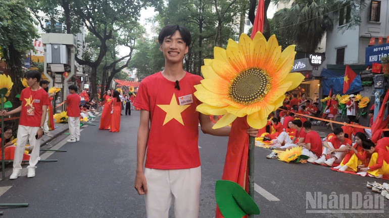 Sinh viên Lê Văn Long (Trường Đại học Công nghiệp Hà Nội) rạng rỡ trong buổi sáng chờ đến giờ diễu hành. ndo_br_em-long-997.jpg