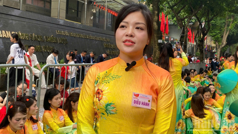 Cô giáo mầm non Nguyễn Thị Lý (phường Thanh Xuân Bắc, Hà Nội) chia sẻ về thời gian tham dự lễ diễu hành dịp Quốc khánh. ndo_br_co-ly-8976.jpg
