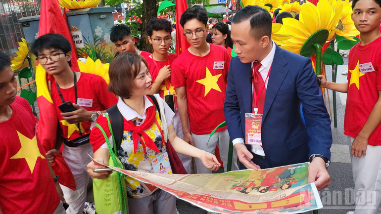 Phóng viên Báo Nhân Dân giới thiệu Phó Giáo sư, Tiến sĩ Nguyễn Tuấn Anh, Phó Trưởng khoa Công nghệ hóa, Trường Đại học Công nghiệp Hà Nội về tờ nội san đặc biệt của Báo Nhân Dân dịp Quốc khánh. ndo_br_z6968146874087-1e170a49ff3d59e34d257e9643e985f0-2609.jpg