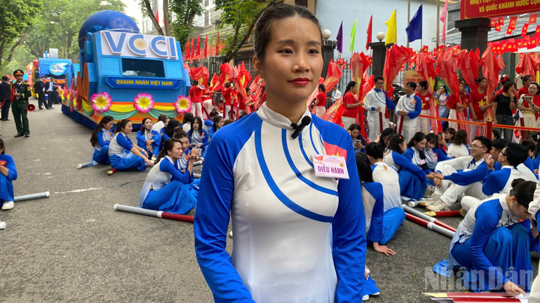 Nhà báo Thi Uyên chia sẻ những cảm xúc đặc biệt khi tham gia lễ diễu hành sự kiện lớn của dân tộc trước khi rời quê hương sang Anh học tập. ndo_br_em-uyen-8904.jpg