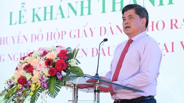 Der stellvertretende Minister für Landwirtschaft und Umwelt, Tran Thanh Nam, spricht bei der Einweihungszeremonie der ersten Produktionslinie für Tetra Recart®-Papierdosen in Vietnam. ong-nam-670.jpg