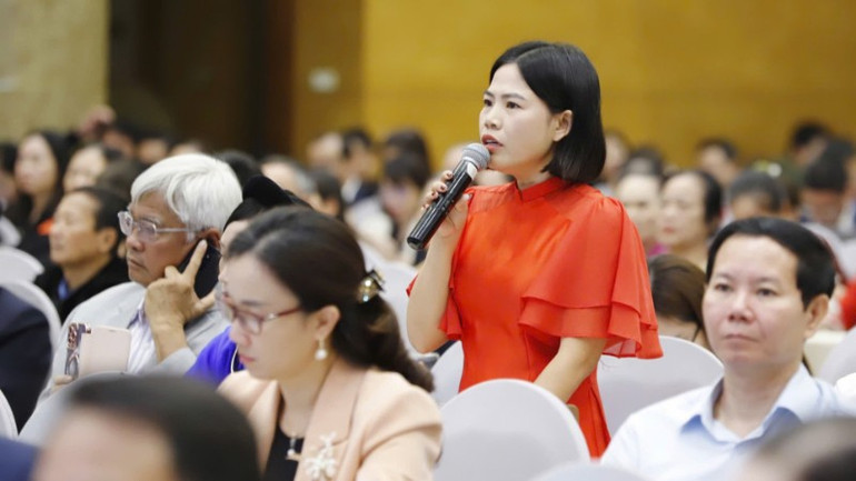 Bà Bùi Thị Hiếu, Giám đốc Hợp tác xã sản xuất, tiêu thụ nông sản sạch Biên Sơn (Hà Nội) đặt câu hỏi tại Diễn đàn. bui-thi-hieu-1054-6985.jpg