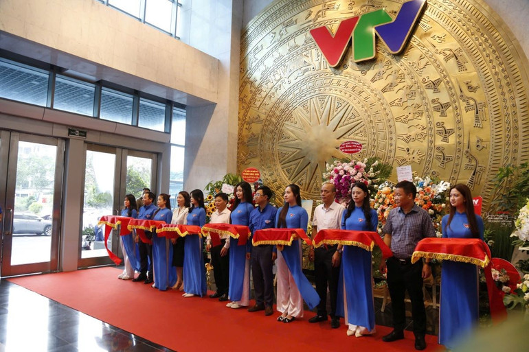 Các đại biểu cắt băng khai mạc Triển lãm ảnh tác nghiệp mừng Ngày Báo chí Cách mạng Việt Nam. z6714518821065-f0c085b2fb84b3c450fc1e86327e5870.jpg