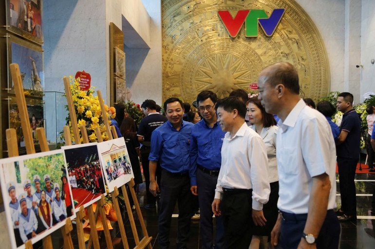 Những bức ảnh khắc họa lao động sáng tạo của người làm báo thu hút sự quan tâm của các đại biểu, khách tham quan. z6714518821070-99daeea9d0799132604556336094b05f.jpg