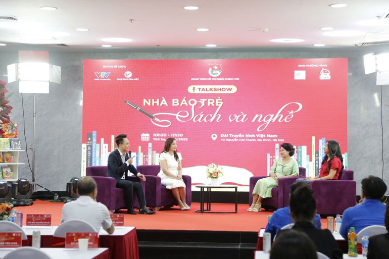 Tọa đàm “”Nhà báo trẻ - Sách và Nghề” cung cấp nhiều thông tin thú vị xoay quanh câu chuyện đọc sách và tác nghiệp của nhà báo. z6714518821068-53be6b4979de4fcb2ac36018471c10e0.jpg