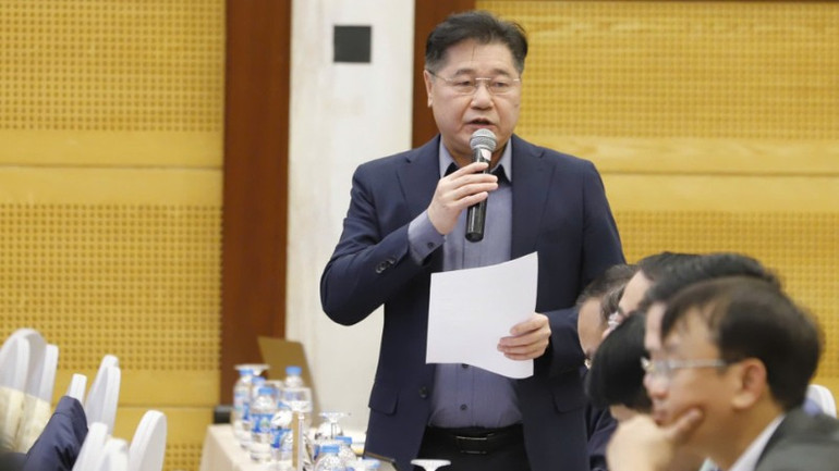 Giám đốc Trung tâm Khuyến nông quốc gia Lê Quốc Thanh trả lời câu hỏi của nông dân Vương Thị Thương. ong-le-quoc-thanh-0915-7743.jpg