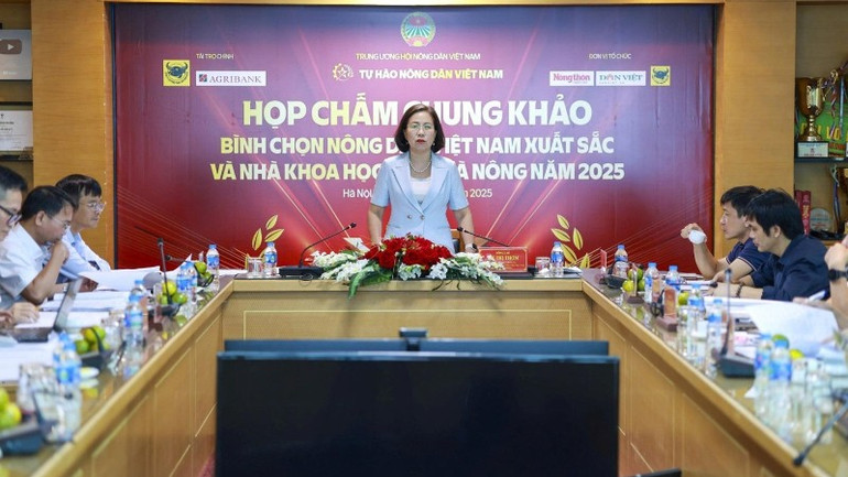 Bà Bùi Thị Thơm, Phó Chủ tịch Trung ương Hội Nông dân Việt Nam, Trưởng Ban Hội đồng chung khảo bình chọn nông dân dân Việt Nam xuất sắc và nhà khoa học của nhà nông năm 2025 chủ trì họp chấm chung khảo. (Ảnh: Ban Tổ chức cung cấp) picture2-1488.jpg