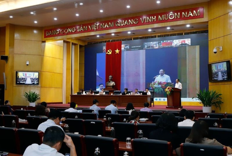 Toàn cảnh Hội nghị tập huấn toàn quốc về phân cấp, phân quyền trong lĩnh vực đất đai. toan-canh-191547-126-203000.jpg