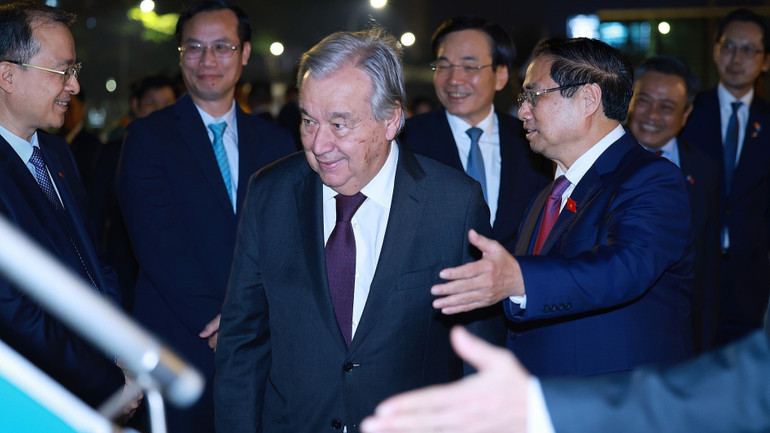 Thủ tướng Phạm Minh Chính mời Tổng Thư ký Liên hợp quốc António Guterres lên chuyên cơ, cùng rời Hà Nội sang Kuala Lumpur, Malaysia tham dự Hội nghị Cấp cao ASEAN lần thứ 47 và các Hội nghị Cấp cao liên quan. (Ảnh: TTXVN) a4-8271.jpg
