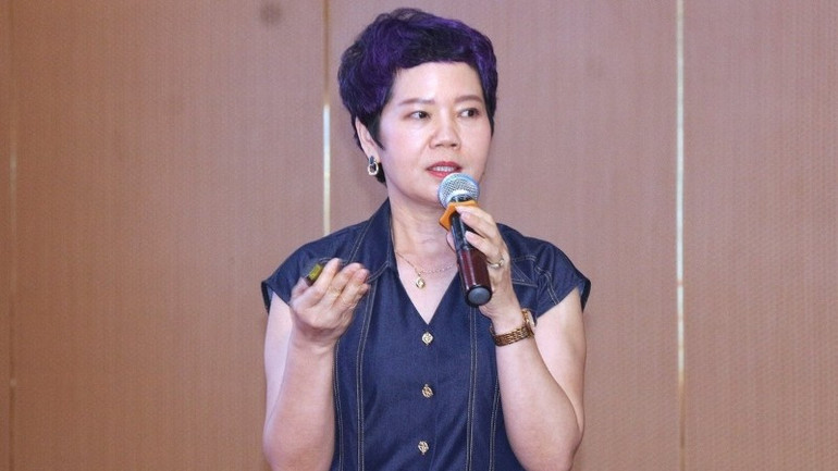 Bà Nguyễn Thị Thúy Ái, Phó Trưởng phòng Quản lý rủi ro thiên tai cộng đồng và Truyền thông nhấn mạnh: Trong giai đoạn ứng phó thiên tai, báo chí có nhiệm vụ cập nhật liên tục, phát sóng các cảnh báo, hướng dẫn kỹ năng ứng phó và phản ánh chỉ đạo của các cấp. ba-ai-4286.jpg