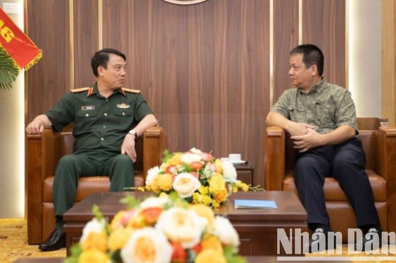 Đồng chí Phạm Song Hà, Ủy viên Ban Biên tập, Trưởng Ban Chính trị-Ngoại giao, Báo Nhân Dân tiếp Thiếu tướng Vũ Văn Cường, Phó Chính ủy Tổng cục Hậu cần-Kỹ thuật, Bộ Quốc phòng. (Ảnh: SƠN TÙNG) 41-2416.jpg