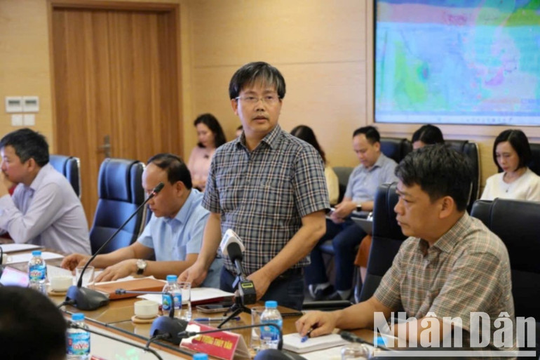 Ông Mai Văn Khiêm, Giám đốc Trung tâm Dự báo khí tượng thủy văn quốc gia thông tin về hướng đi của bão số 1. ong-khiem-4010.jpg