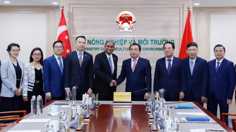 Đại sứ đặc mệnh toàn quyền Cộng hòa Singapore tại Việt Nam Jaya Ratnam chúc mừng Quyền Bộ trưởng Trần Đức Thắng trong cuộc ký kết sáng ngày 16/9. baonnmt-20250916-bt-ky-sing-1-101921-44-104124-5608.jpg