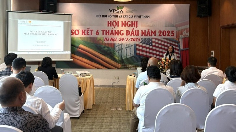 Hội nghị sơ kết 6 tháng đầu năm 2025 của Hiệp hội Hồ tiêu và Cây gia vị Việt Nam, diễn ra ngày 24/7, tại Hà Nội. hotieu2-4776-813-6425.jpg