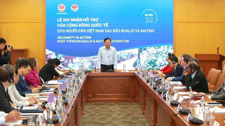 Tại buổi lễ, Thứ trưởng Nguyễn Hoàng Hiệp bày tỏ lời cảm ơn sâu sắc trước những hỗ trợ quý báu của cộng đồng quốc tế dành cho người dân Việt Nam chịu ảnh hưởng bởi thiên tai. 31-1-5542.jpg