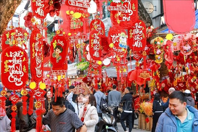 Không khí mua sắm nhộn nhịp cùng những sắc màu rực rỡ của mùa Xuân giữa lòng phố cổ tạo nên sức hấp dẫn cho chợ hoa Hàng Lược.