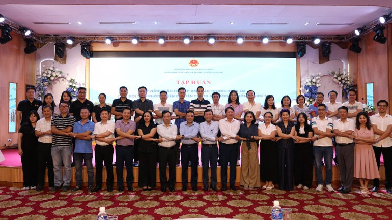 Các đại biểu, phóng viên chụp ảnh lưu niệm. anh-t-5173.jpg