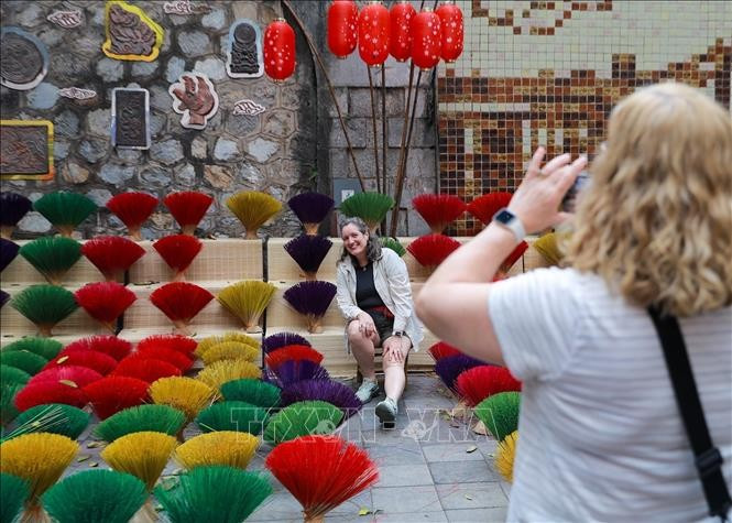 Du khách lưu lại không khí Tết tại không gian phố bích họa.