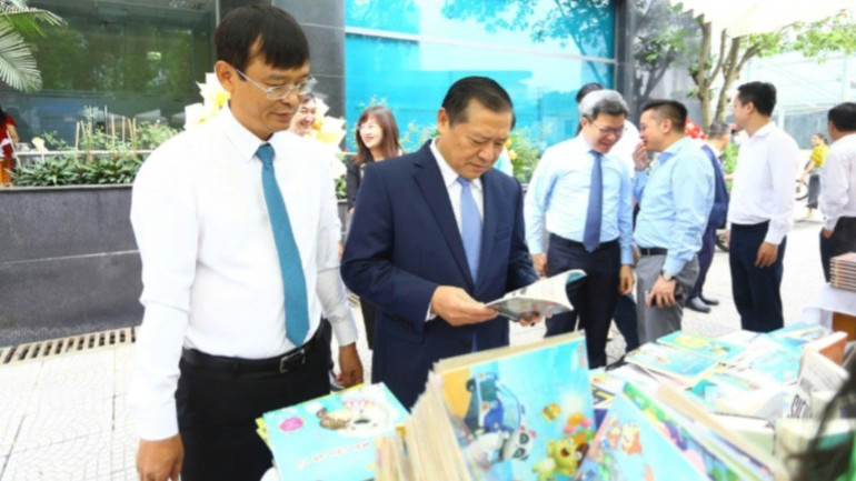 Đồng chí Lại Xuân Môn, Ủy viên Trung ương Đảng, Phó Trưởng ban Thường trực Ban Tuyên giáo và Dân vận Trung ương tham quan các gian hàng trong “Phiên chợ gây quỹ từ thiện” nhân kỷ niệm 15 năm Báo Dân Việt ra mắt bạn đọc. Ảnh: Báo Dân Việt. z6674136986272-91ecbea60cba343e02d930fb9088c2ef-7186-8785.jpg