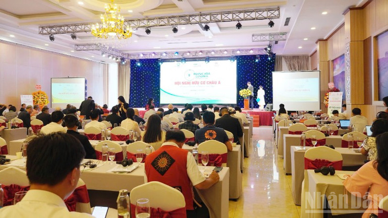 Hội nghị Hữu cơ châu Á lần thứ 8 (Organic Asia Congress-OAC) diễn ra từ 17/9 đến 19/9 với sự tham gia của khoảng 550 đại biểu, trong đó có khách quốc tế từ 33 quốc gia và vùng lãnh thổ. ndo_br_huu-co-6526.jpg