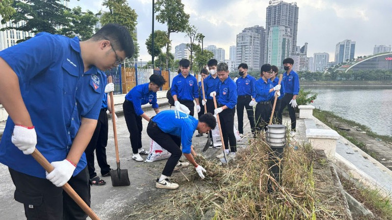Thu gom rác thải bùn đất, khơi thông hệ thống thoát nước là một trong hoạt động cần thực hiện ngay sau khi nước rút. (Ảnh: minh họa) a2-4656.jpg