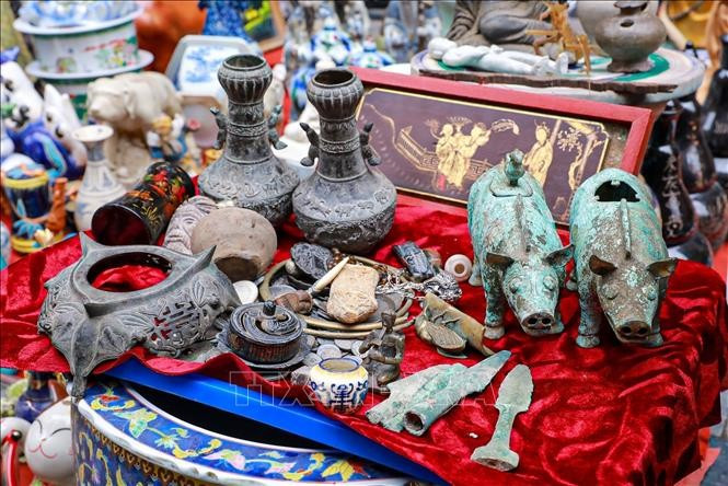 Khu trưng bày đồ cổ luôn là điểm nhấn ấn tượng của chợ hoa Hàng Lược.