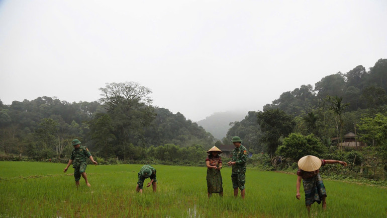 Grensevakter i Ban Giang og folk dyrker ris. anh-lua-8074.jpg